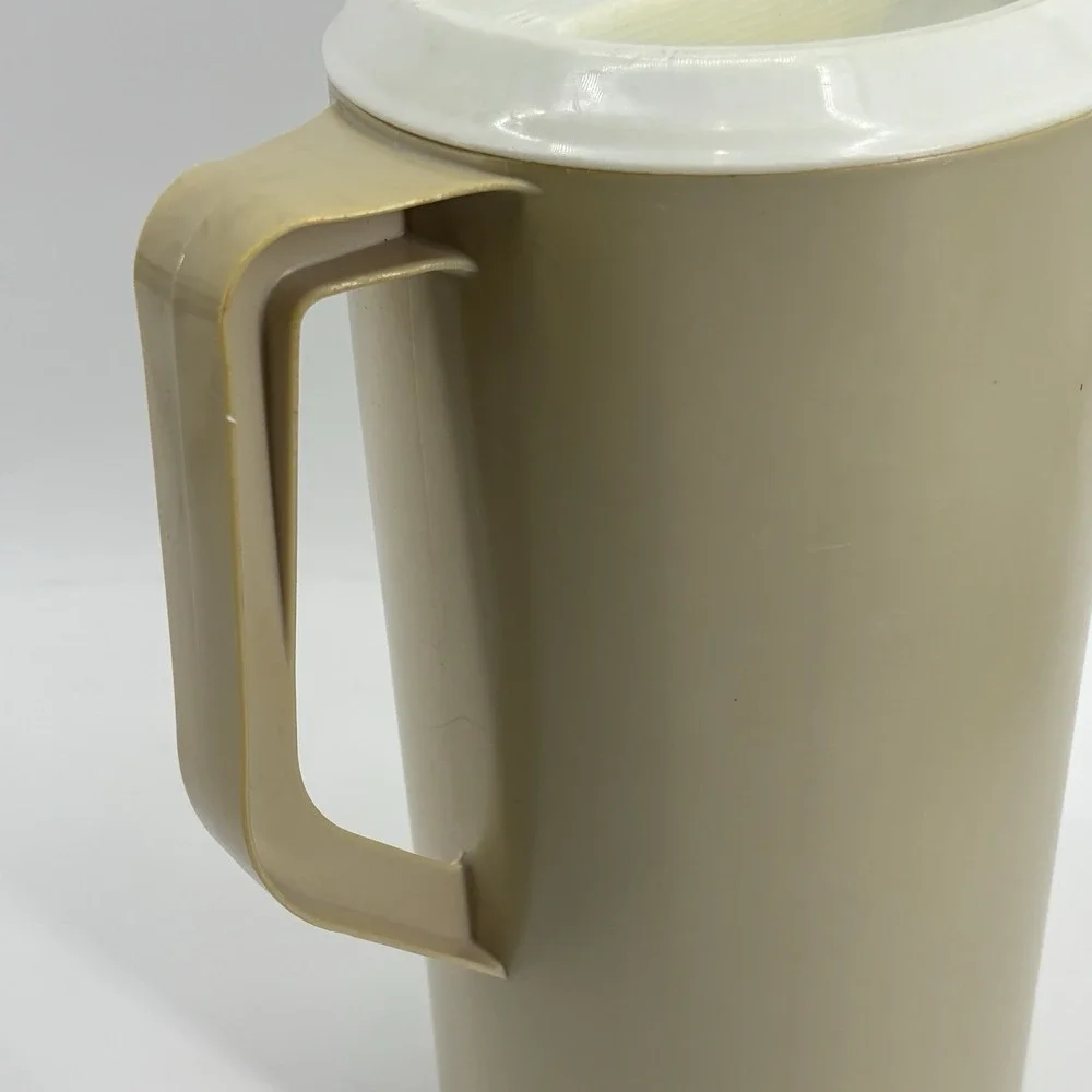 VINTAGE RUBBERMAID 2 1/4 QUART‎ ALMOND PITCHER W/WHITE LID #2445